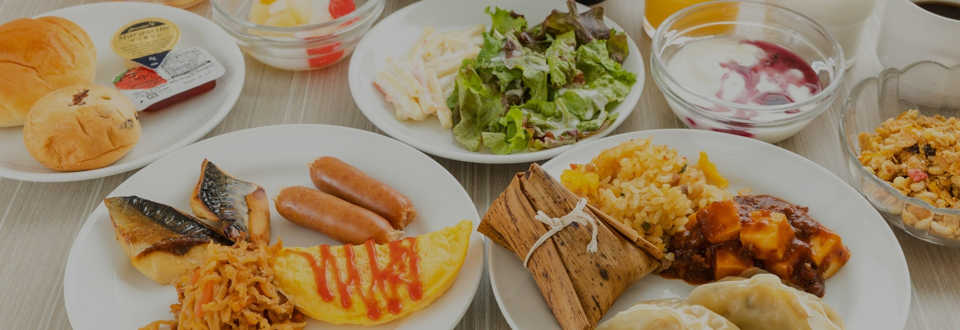 您可以在飯店2樓的大廳享用自助餐形式的早餐