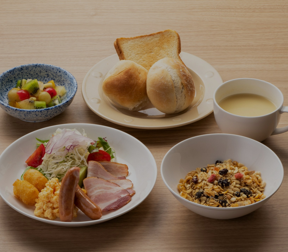 We offer a mixed Japanese and Western buffet at Restaurant Rinsen "Koku"