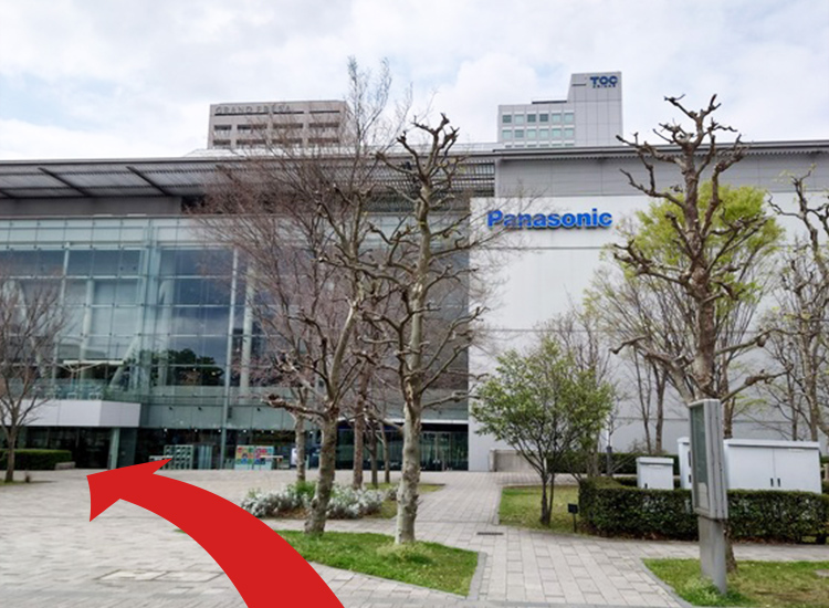 看見Panasonic Center後左轉直走。
