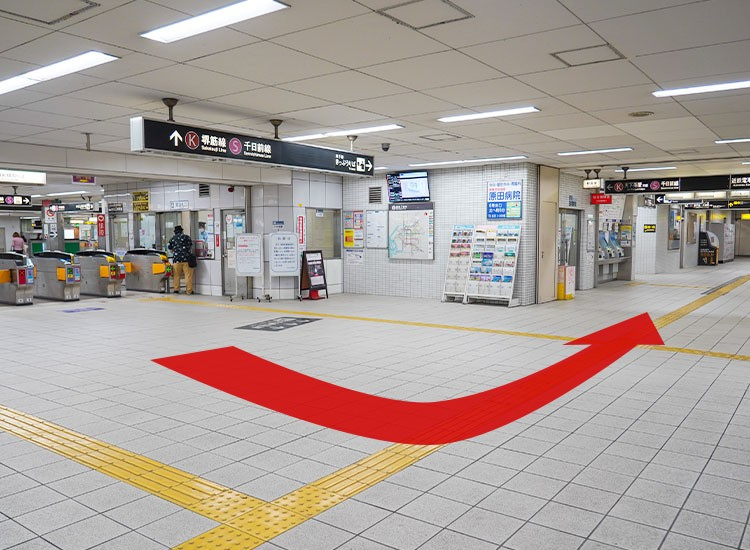 닛폰바시 역 동쪽 개찰구에서 나와 왼쪽으로 꺾습니다.