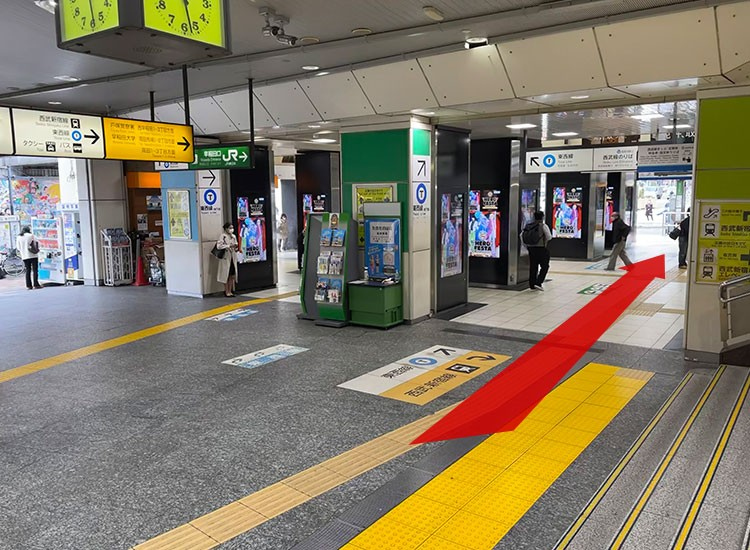 早稲田口改札を出て右に曲がると高田馬場ロータリーがあります。