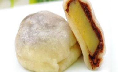 Ikinari dango (dough filled with red bean paste and sweet potato)