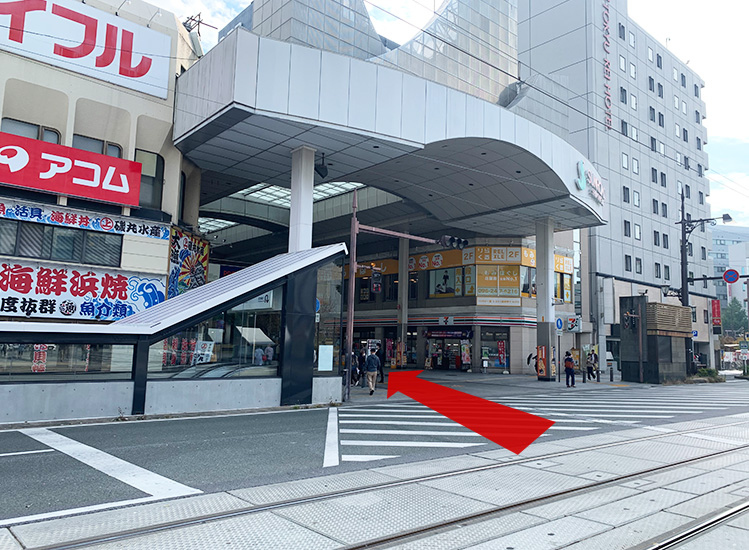 가라시마초 역(전차 정류장)에서 하차하면 곧장 보도 쪽에 「선로드 신시가이」라는 지붕이 딸린 아케이드 상점가가 있으므로 들어가시면 됩니다.