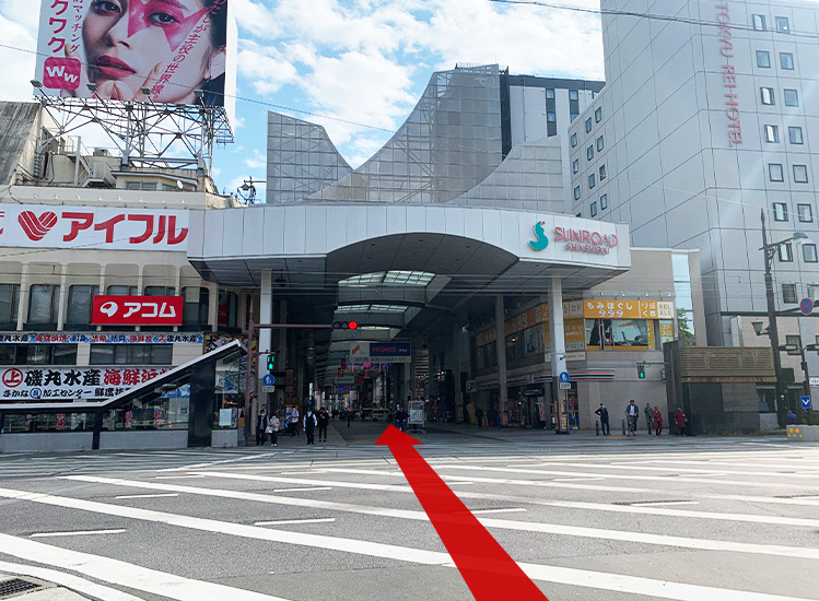 Upon passing through the lawn, you will see Karashimacho Station (tram stop) of the city tram. There is a covered arcade called "Sunroad Shinshigai" in front of it, so please enter that arcade.
