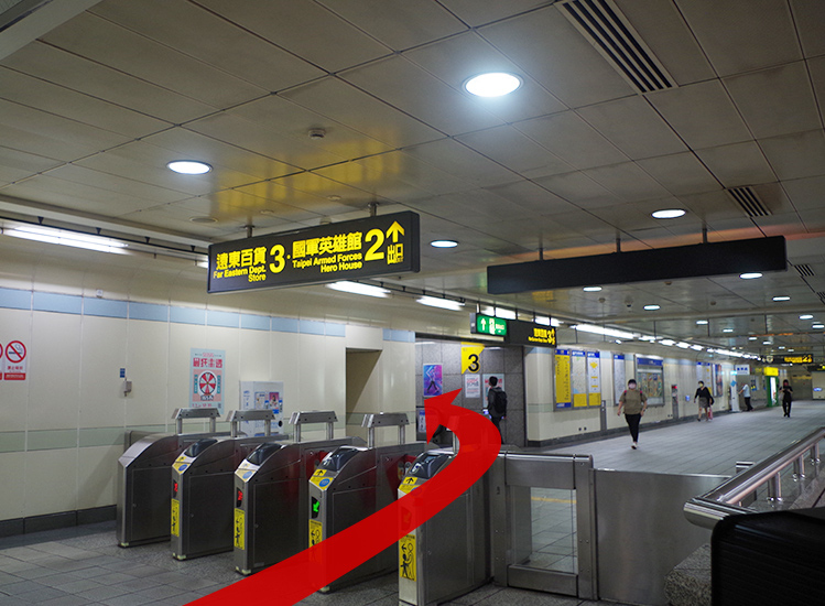 走出捷運板南線(藍線)、捷運松山新店線(綠線)西門站的票閘口，往3號出口前進。