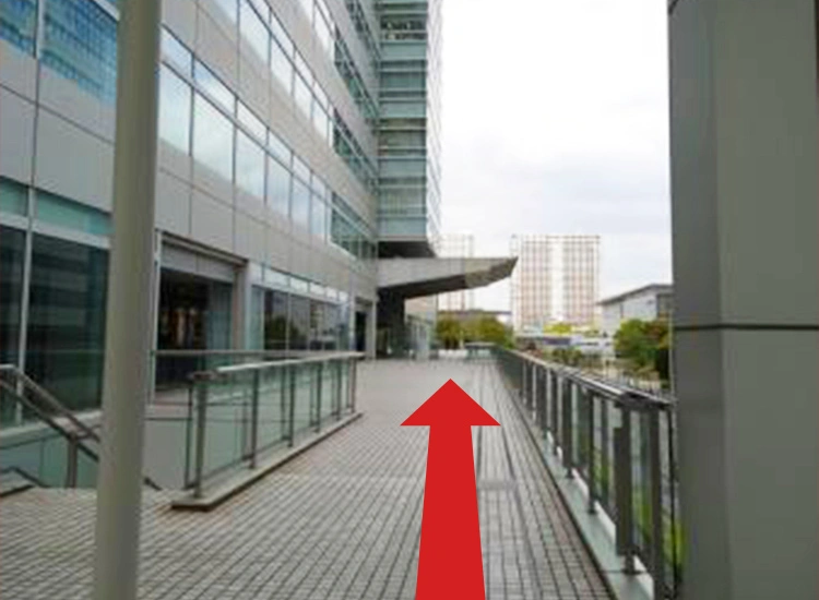 このまままっすぐ進みます。