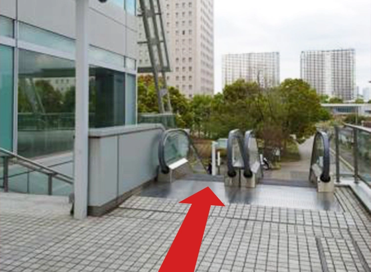 階段・エスカレーターで地上に下ります。