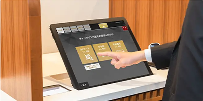 チェックインのお手続きの際にQRコードをかざす