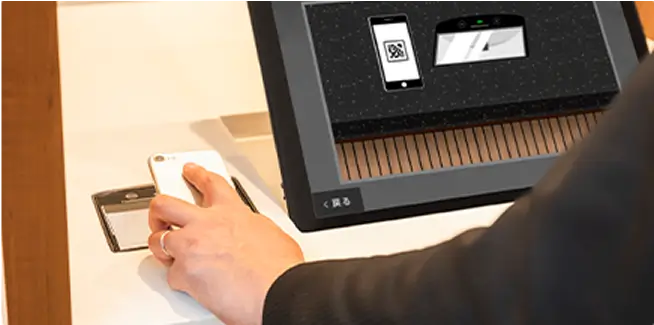 チェックインのお手続きの際にQRコードをかざす