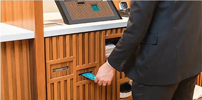 チェックインのお手続きの際にQRコードをかざす