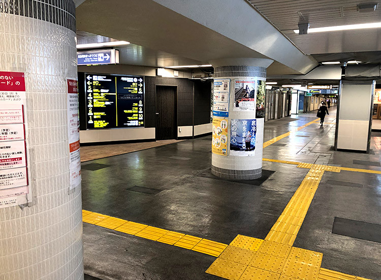 지하철 가와라마치 개찰구를 나와 대각선 오른쪽에 있는 지하도를 쭉 직진합니다.