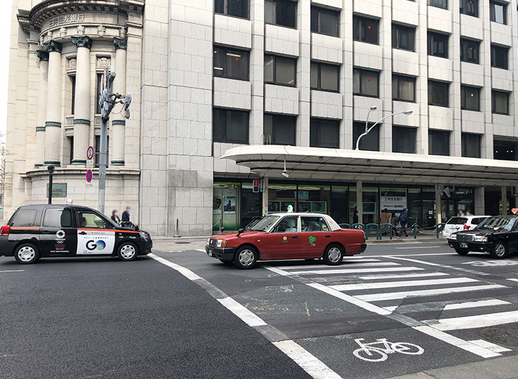 When you see a major intersection, cross the pedestrian crossing and go to the right side (landmark is Sumitomo Mitsui Bank).