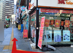 横断歩道を渡った後、左側の道に沿って歩いてください。