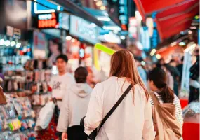 韓国最大の繁華街・明洞エリア中心部のメインストリートに面する好立地