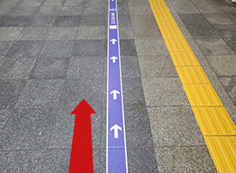 请沿着蓝线往前走。