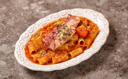 ベーコンとトマトの丸ごとパスタ