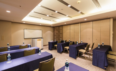 2F Small Conference Room ｜ Freesia: Classroom setup (18 seats)
