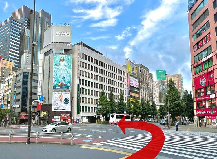 在西新宿一丁目的十字路口按照箭头的方向向右穿过，然后再向左穿过。